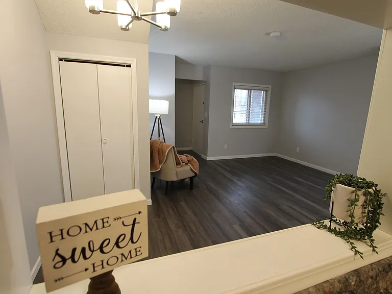 The Warwick of Norfolk. Now leasing updated 1, 2 bedroom apartments and 3 bedroom townhomes! — Photo 34