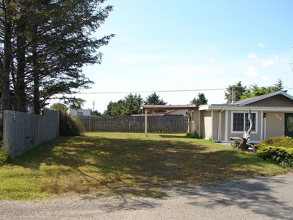 Plenty of room to park and RV in this side yard w/ carport.