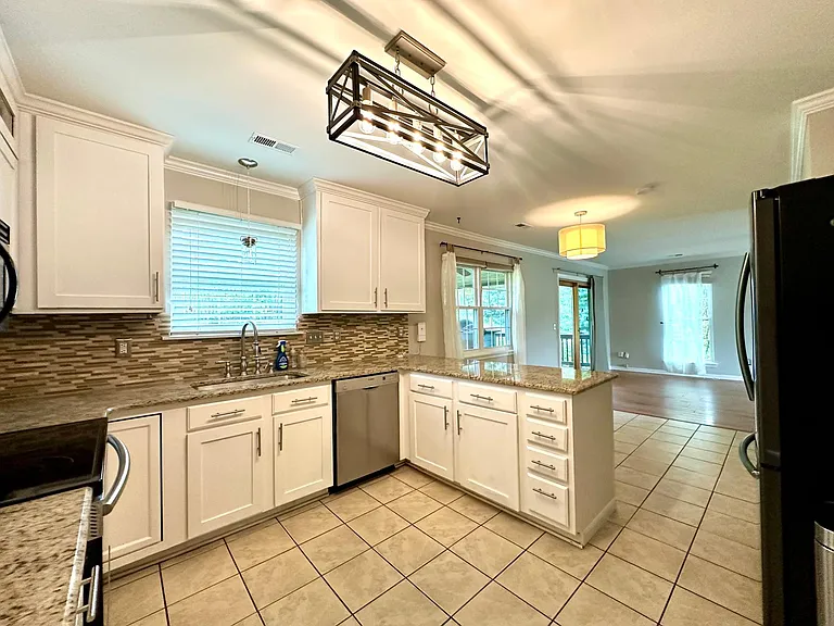8425 Hirsch Dr — Photo 9