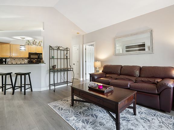 3rd image of 338 Pembroke Cir