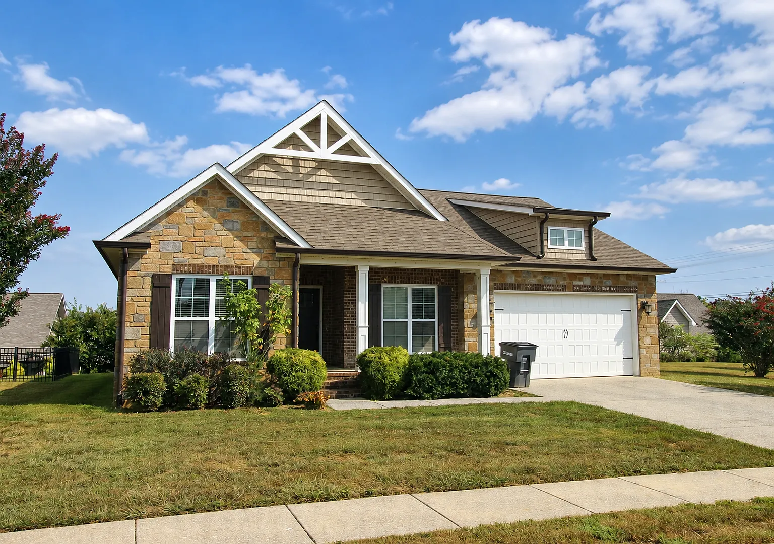 Pet-Friendly 3-Bedroom Home with 2-Car Garage Near Highway 111 — Photo 1