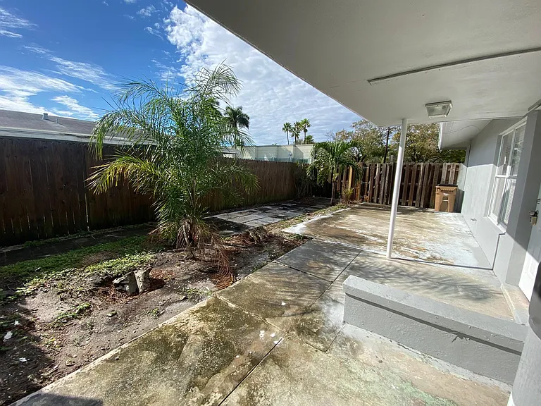 16 NE 9th Ave — Photo 10