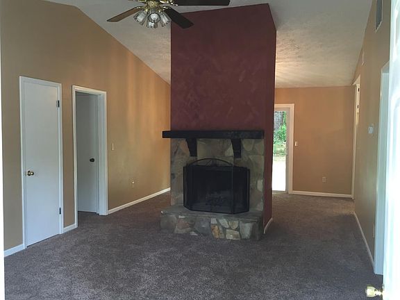 Entry / Living room
