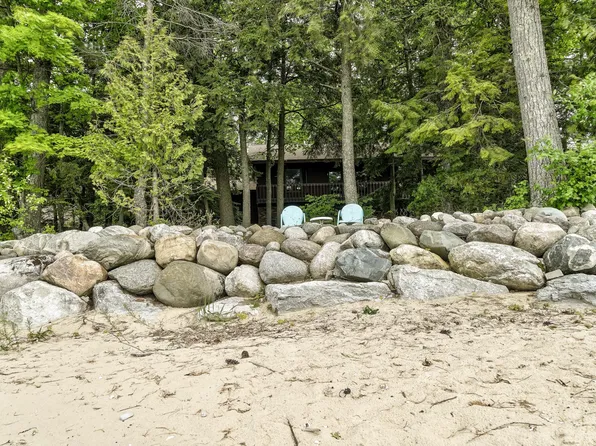 3929 Bay Valley Dr, Williamsburg, MI 49690