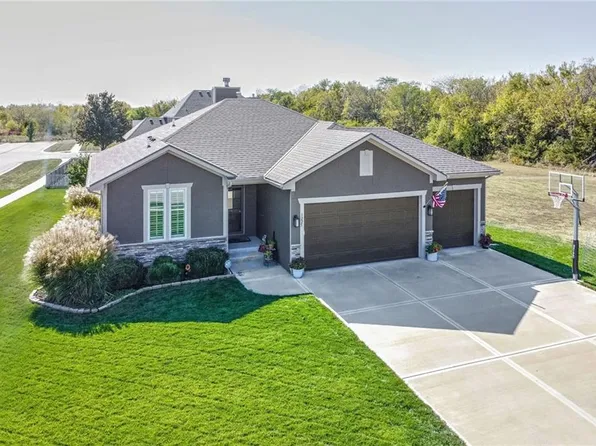 1225 S 12th Ter, Louisburg, KS 66053