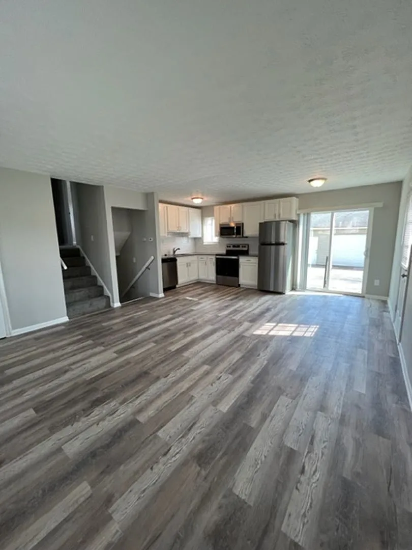 Updated 3 Bedroom 1 Bathroom Home with Garage — Photo 2