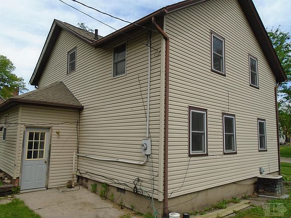 3rd image of 122 E Marion St