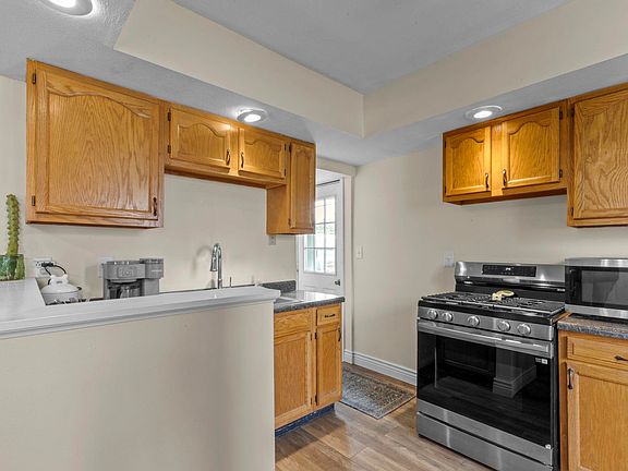 4th image of 229 Manor Ave