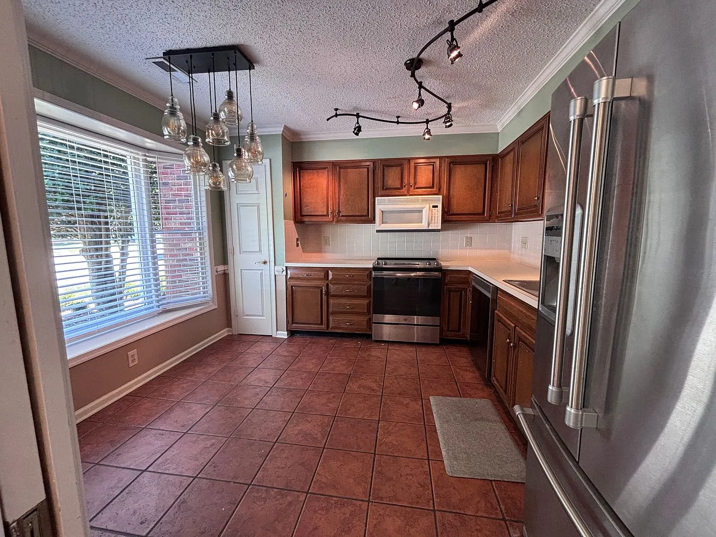 Spacious 3 Bedroom Townhome in Oak Ridge Meadows — Photo 3
