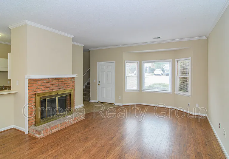 1101 Hillsboro Ln — Photo 4