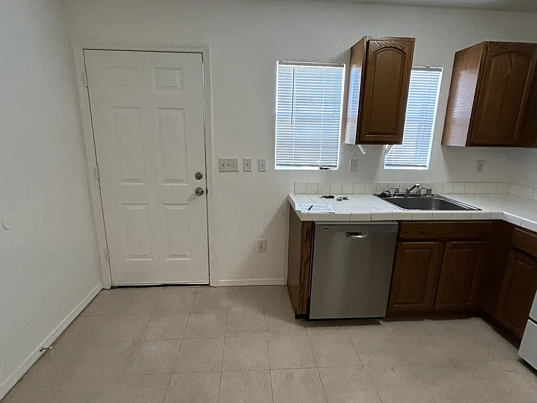1559 Courtney Place — Photo 17