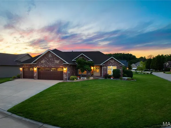 137 Stonebridge Bluff Dr, Maryville, IL 62062