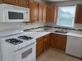102-104 Anthony Avenue, 1R