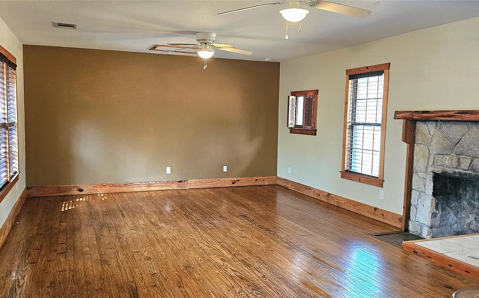 2 bed, 1.0 bath, 1069 sqft, $1,650 — Photo 2