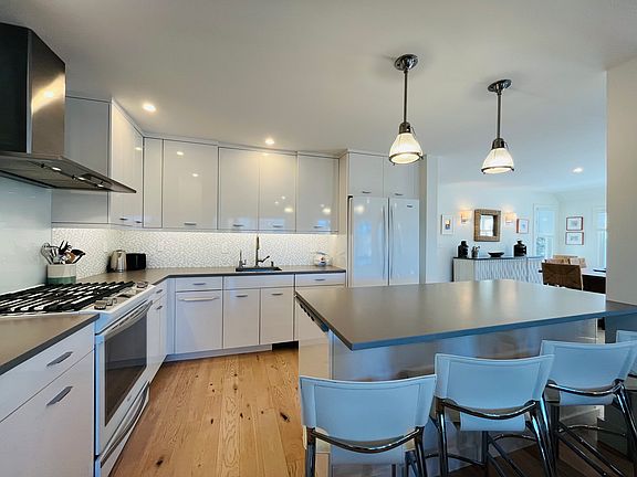 Updated kitchen (gas cook top)