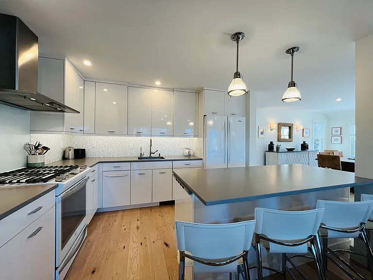 Updated kitchen (gas cook top)