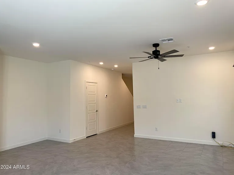 8335 N 22nd Dr — Photo 3