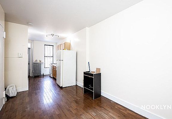 4th image of 157 Jefferson Ave APT 1R