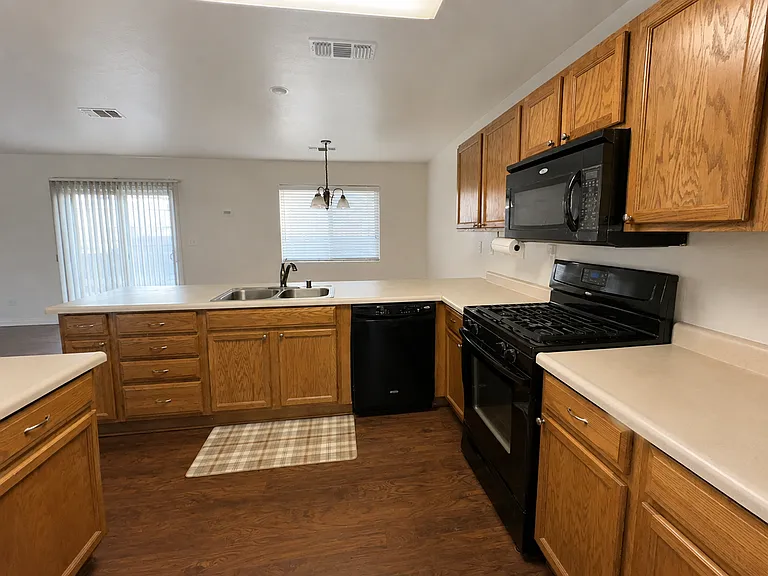 3290 N Vista Ave — Photo 4