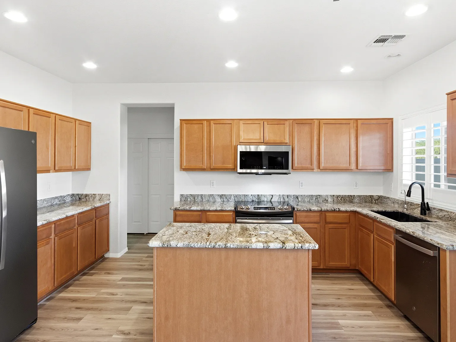 4 bed, 3184 sqft, $2,150 — Photo 4