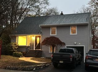 19 Fycke Ln, Teaneck, NJ 07666