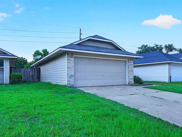3922 Pintan Ln — Photo 2