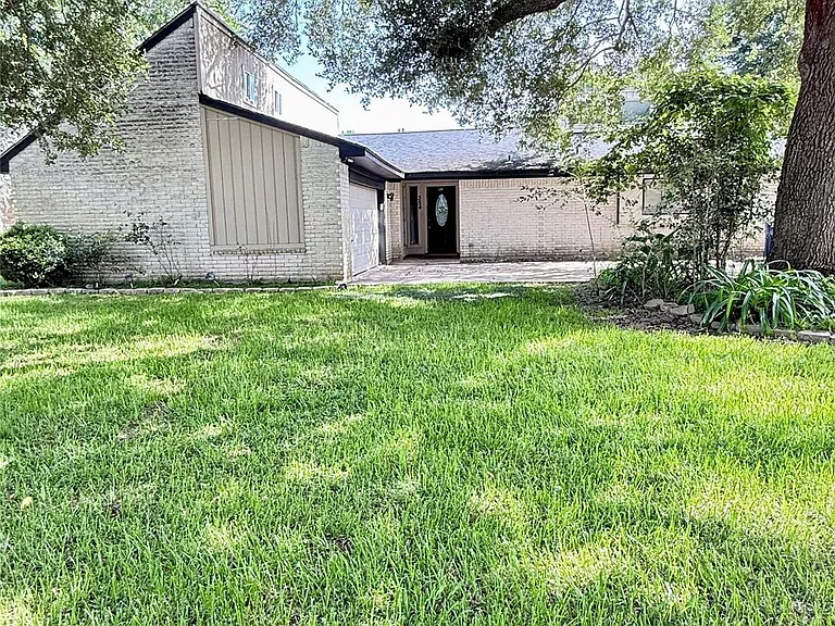 354 S Amherst Dr — Photo 1