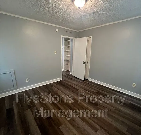 1300 Robin Hood Ln — Photo 11