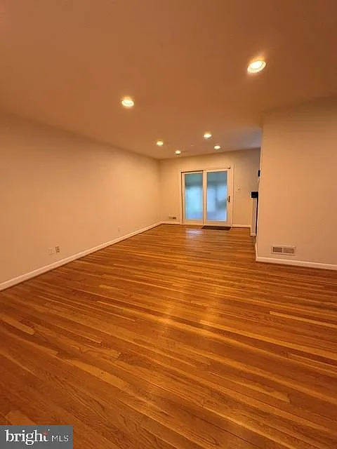 5 bed, 1300 sqft, $3,200 — Photo 3