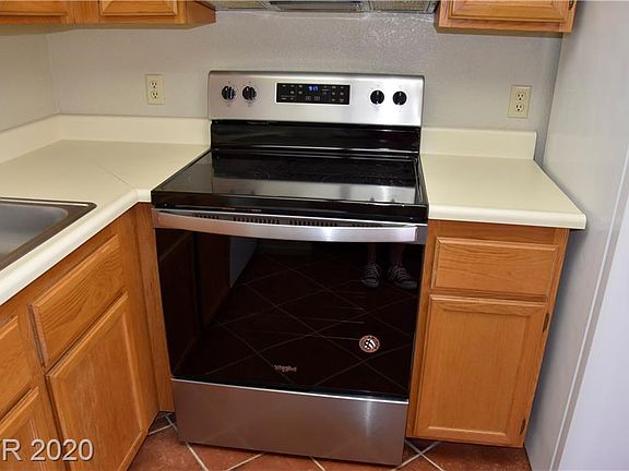 4th image of 908 Rockview Dr Unit 102