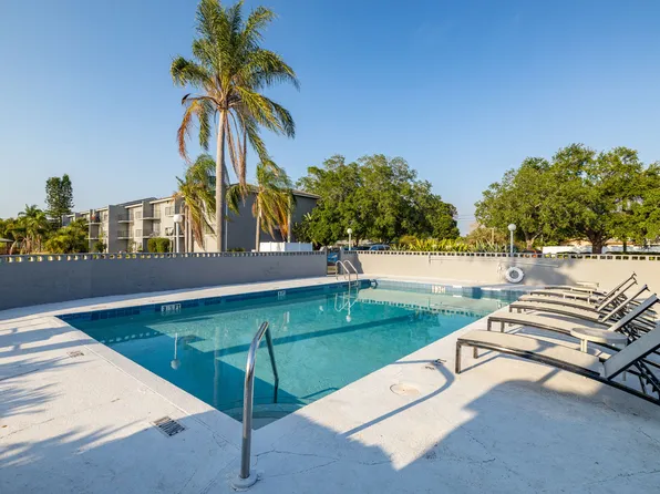 Lakes at Largo Apartments