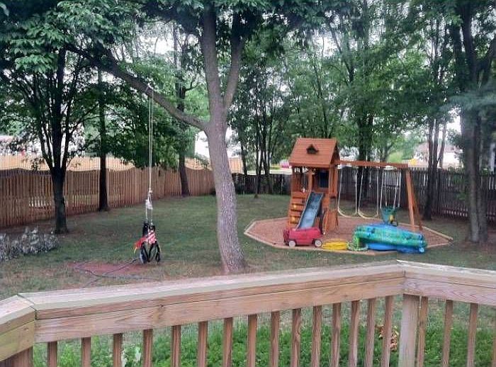 Huge yard w/play set