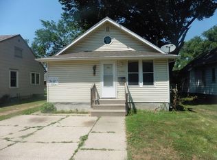 2042 Maple St, Des Moines, IA 50317