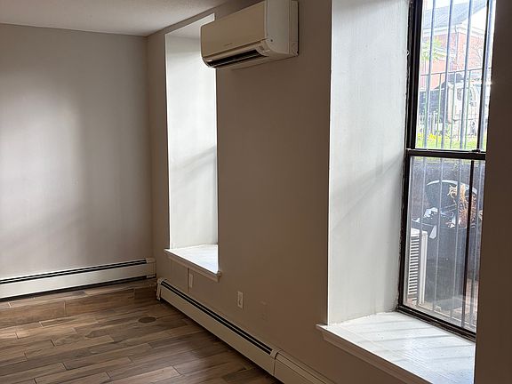 4th image of 52 Buckingham St #B