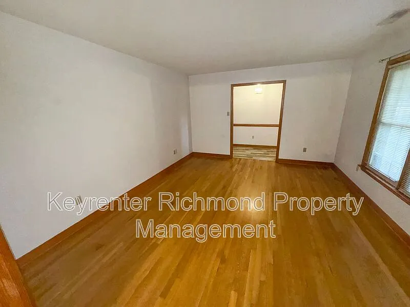 4 bed, 2.0 bath, 2199 sqft, $2,500 — Photo 3