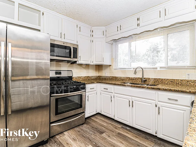 2110 Somerset Dr — Photo 6