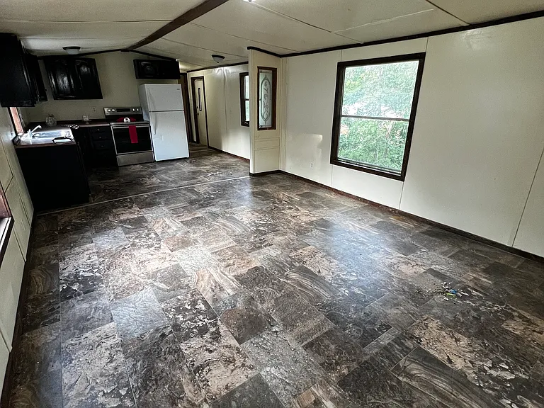 322 Woodmarsh Ln — Photo 2