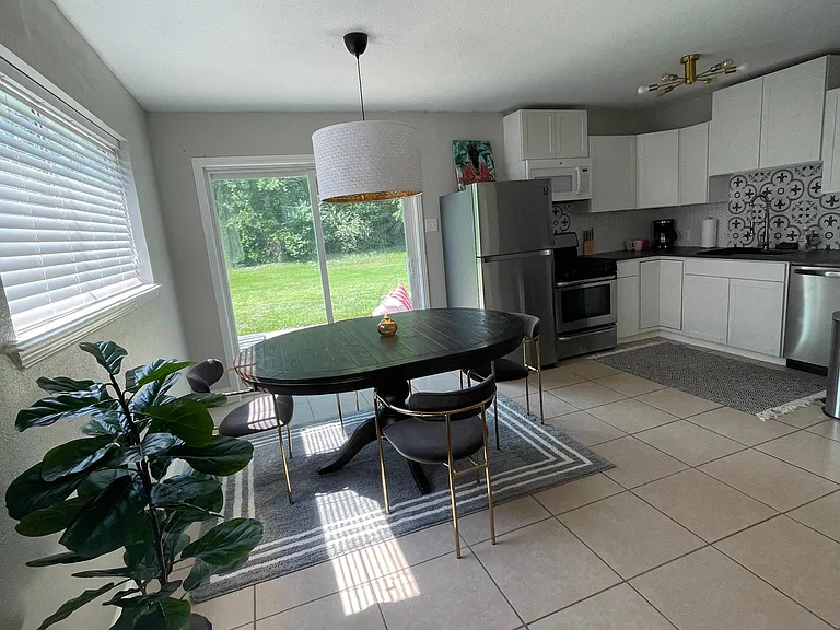 1221 W Hunt St — Photo 2