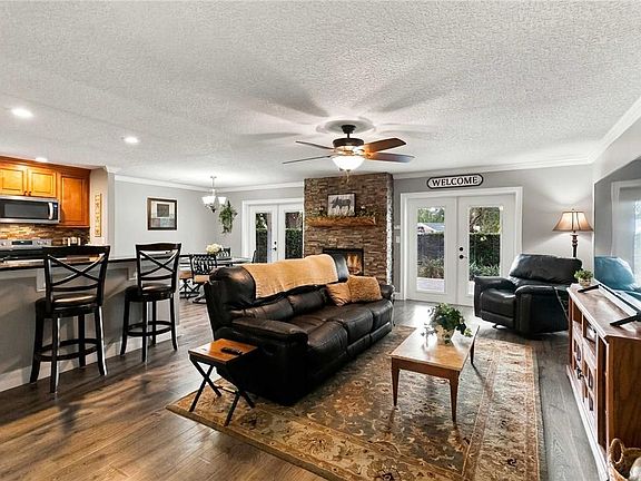 4th image of 1044 FOREST CIRCLE