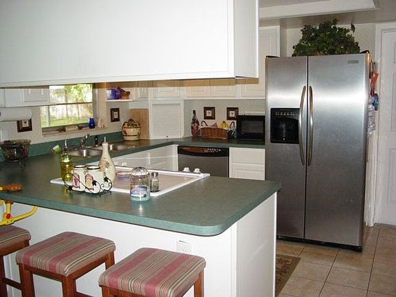 KITCHEN WITH STAINLESS STEEL APPLIANCES