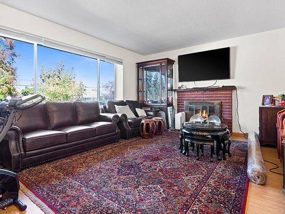 3rd image of 4380 Moorpark Ave