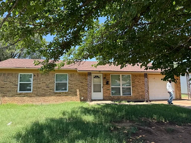401 Saturn St — Photo 1