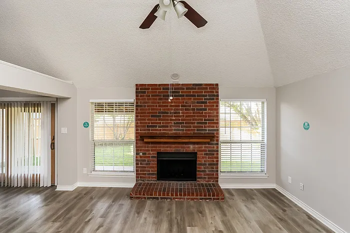 819 Crooked Creek Ln — Photo 4