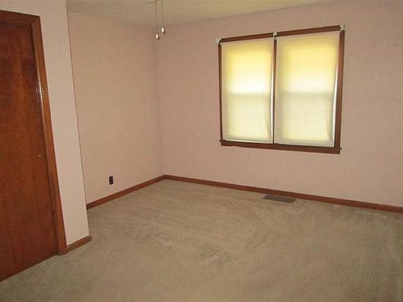 3rd image of 123 N High St