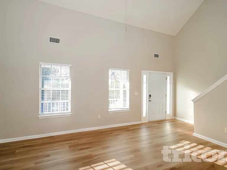665 Skyline Dr — Photo 2