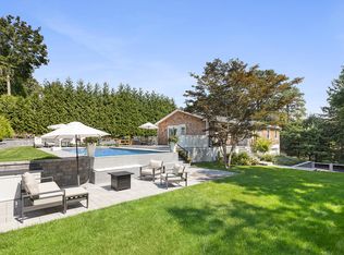 11 Huckleberry Ln E, Hampton Bays, NY 11946