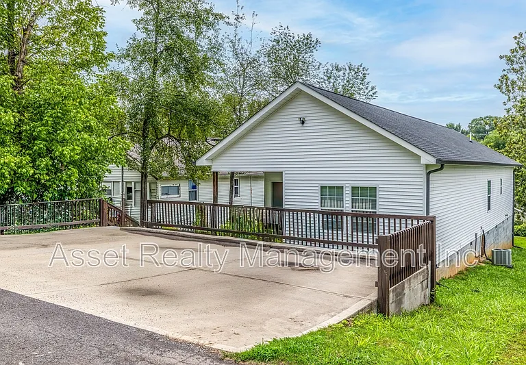 619 Midlake Dr NE — Photo 4