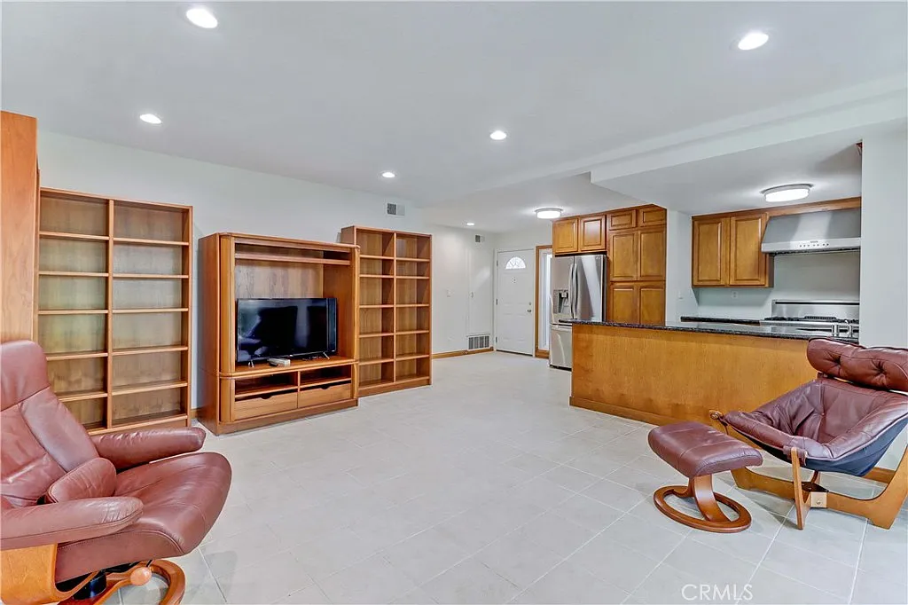 1 bed, 713 sqft, $2,400 — Photo 3