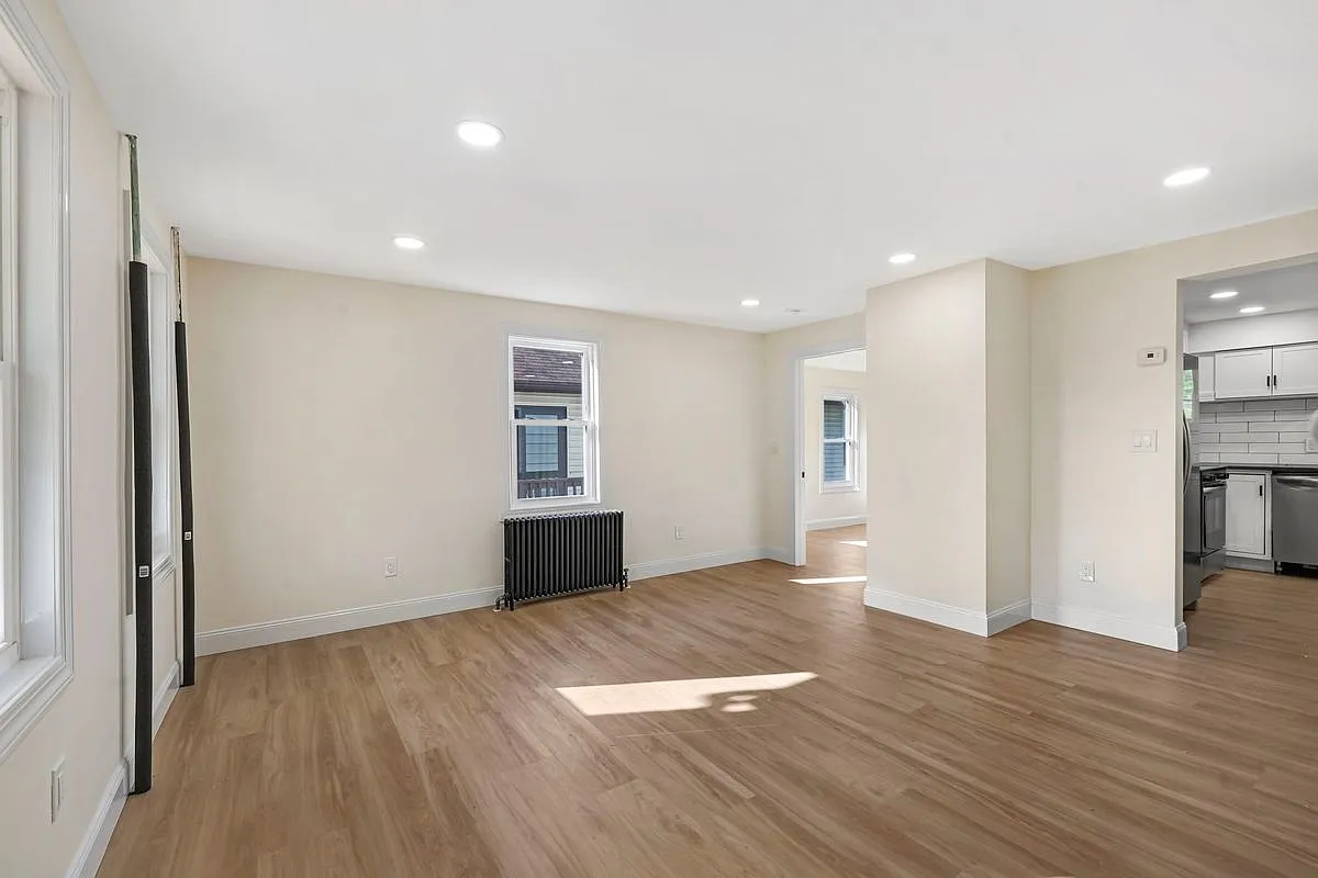3 bed, 1.0 bath, 1600 sqft, $3,850 — Photo 4