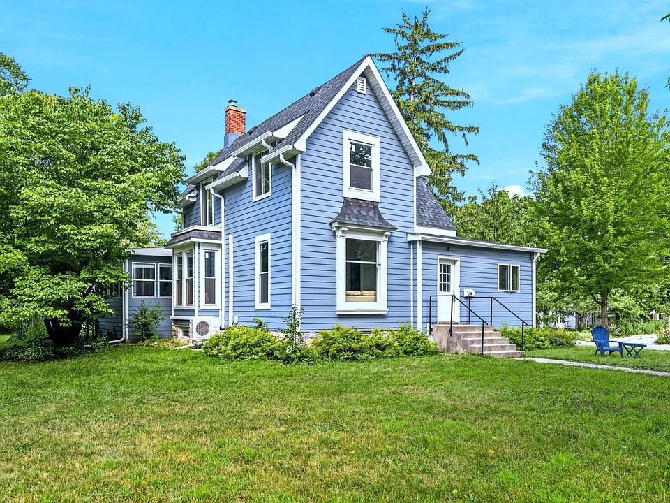 1st image of 200 Maple St S